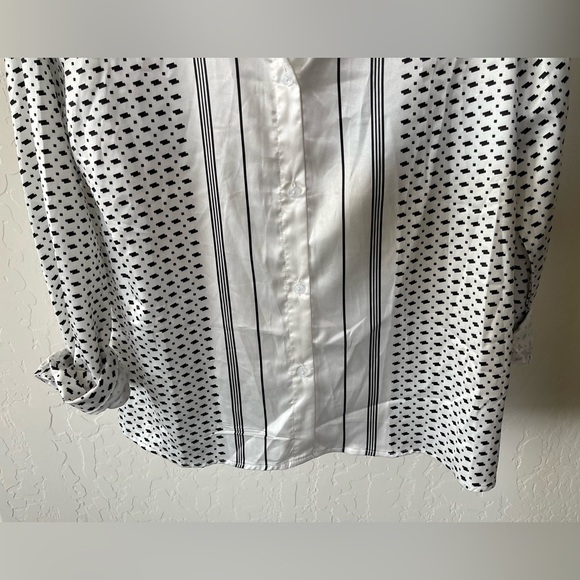 Anna Kay|Satin button down Long Sleeve in Geometric black & White print•••France - Picture 3 of 10
